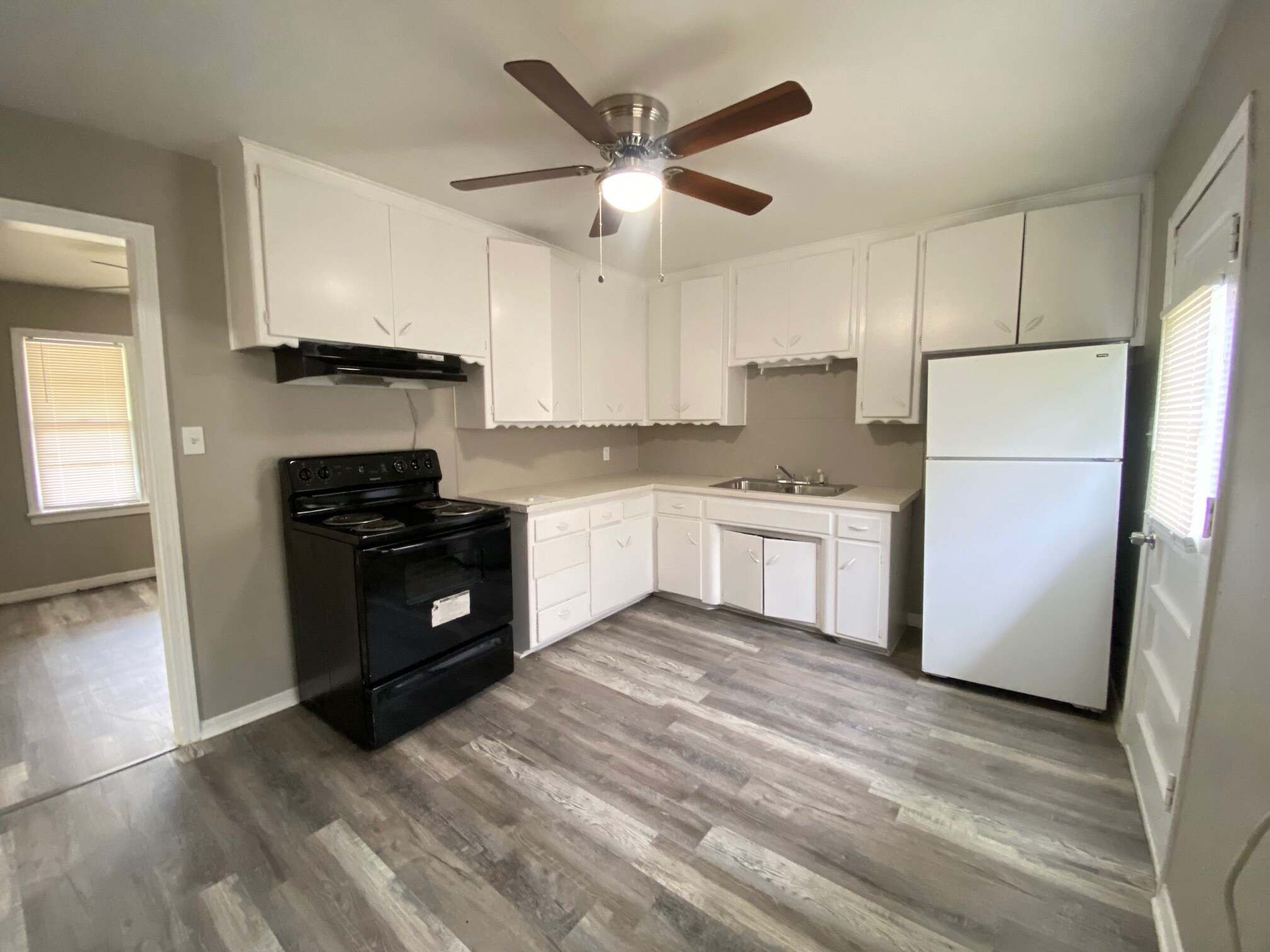 Building Photo - 3712 Woodside Dr