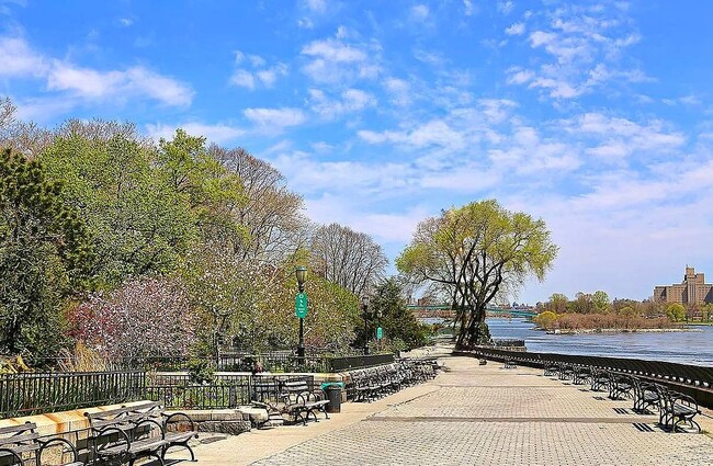 Building Photo - 300 E 85th St