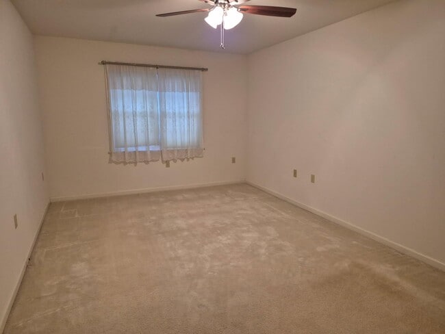 Building Photo - 1023 E Schumaker Manor Dr