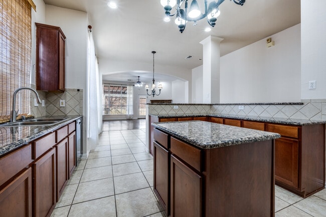 Building Photo - 1281 Golf Club Dr