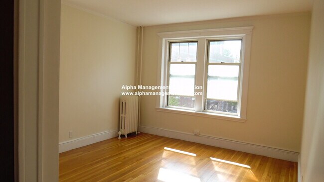 Building Photo - 90 Maple St