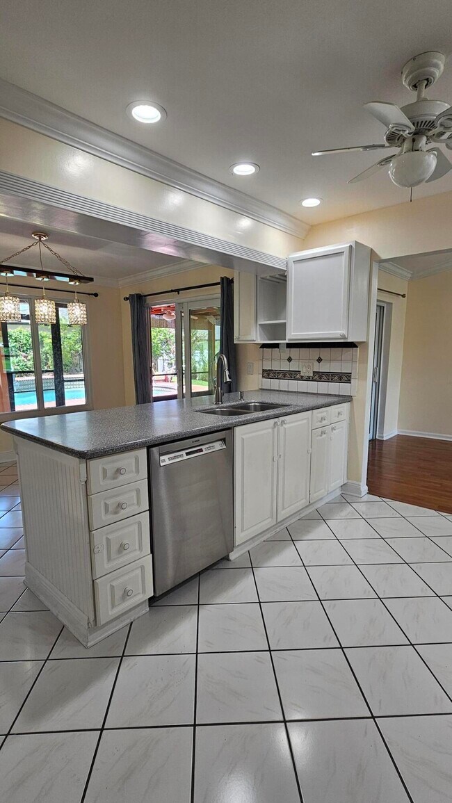 Building Photo - 12157 Sycamore Ln