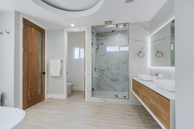 Building Photo - 10068 Russell Ave