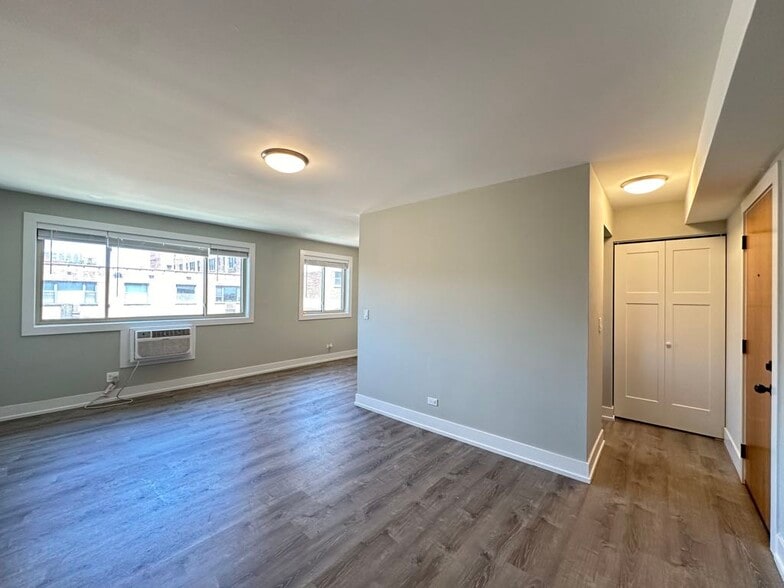 Building Photo - 447 W Surf St