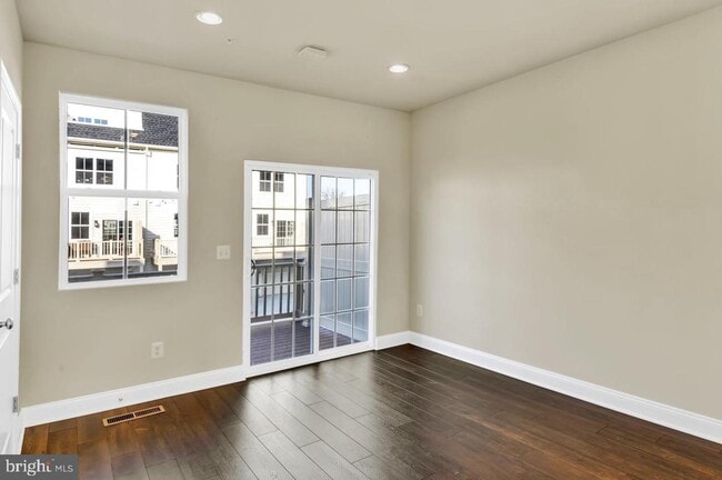 Building Photo - 611 E 7th St