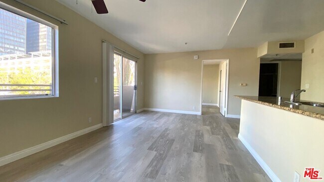 Building Photo - 701 S Kingsley Dr