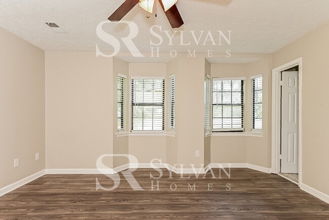 Building Photo - Come and view this 3 bedroom, 2.5 bathroom home