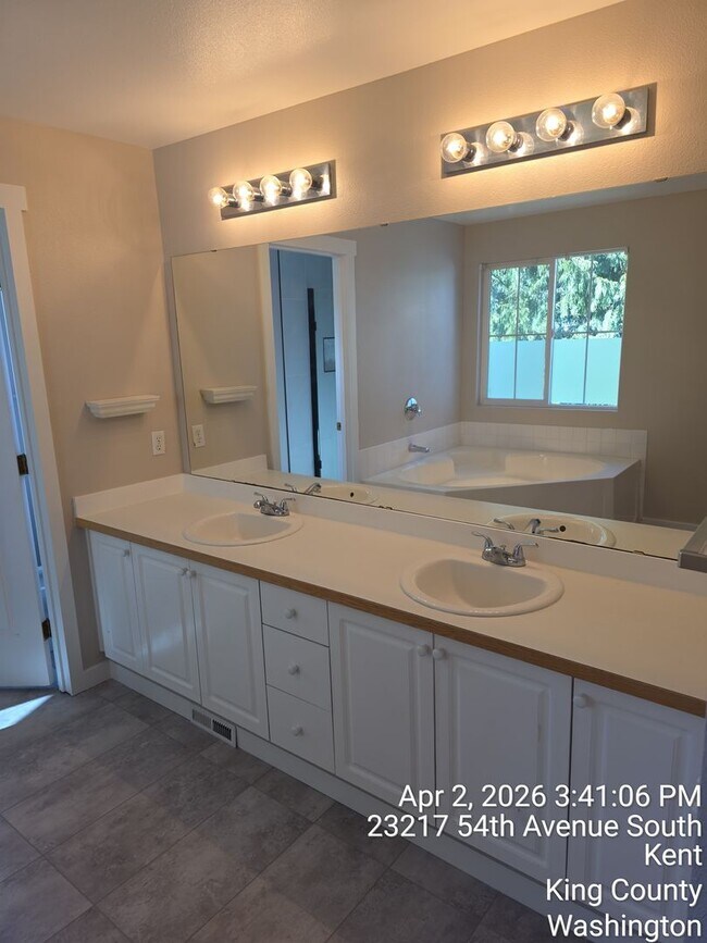 Building Photo - Kent Cypress Cove at the Lakes home - 3 bedroom 2.5 bath with 2 car garage - Available NOW.