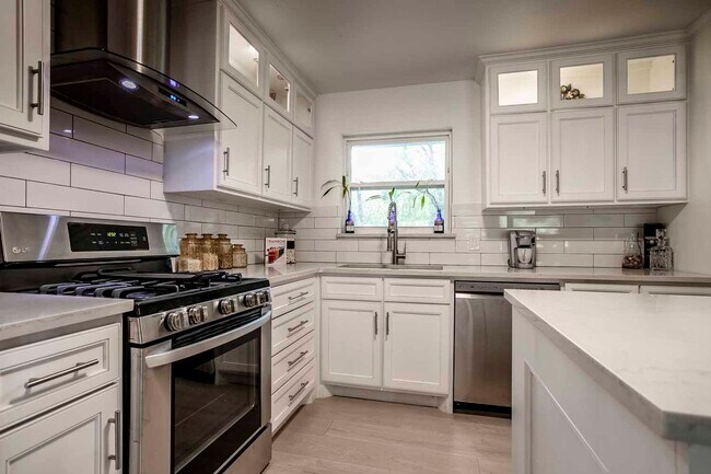 Building Photo - 13749 Pyramid Dr