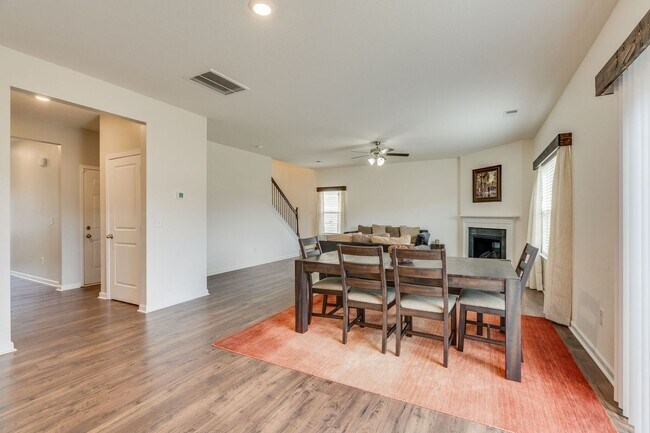 Building Photo - 4 bed/2.5 bath in Kingsport, TN