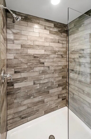 Building Photo - 9945 Beacon Pointe Ln