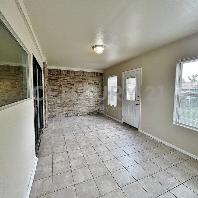 Building Photo - Charming 3/2/2 Nestled on Corner Cul-de-sac Lot in S. Grand Prairie For Rent!