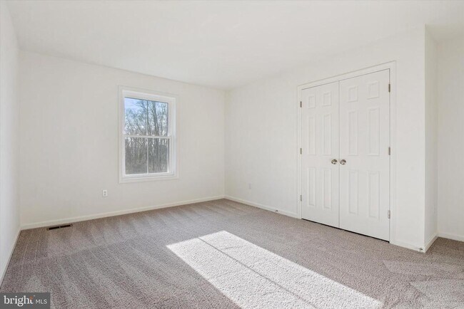 Building Photo - 122 Silversmith Rd