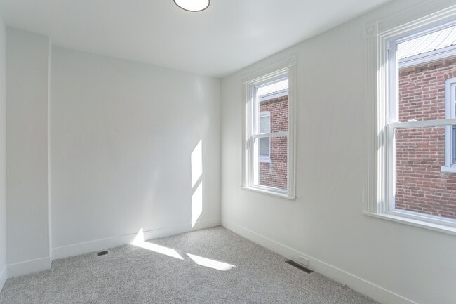 Building Photo - 439 W Vine St