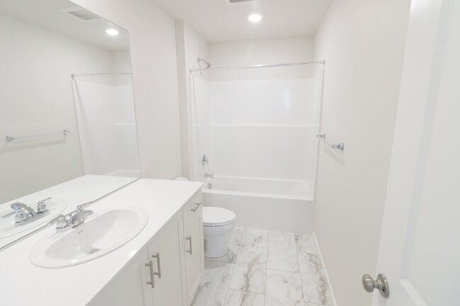 Building Photo - Now Leasing in Bend – 4/2.5 New Constructi...