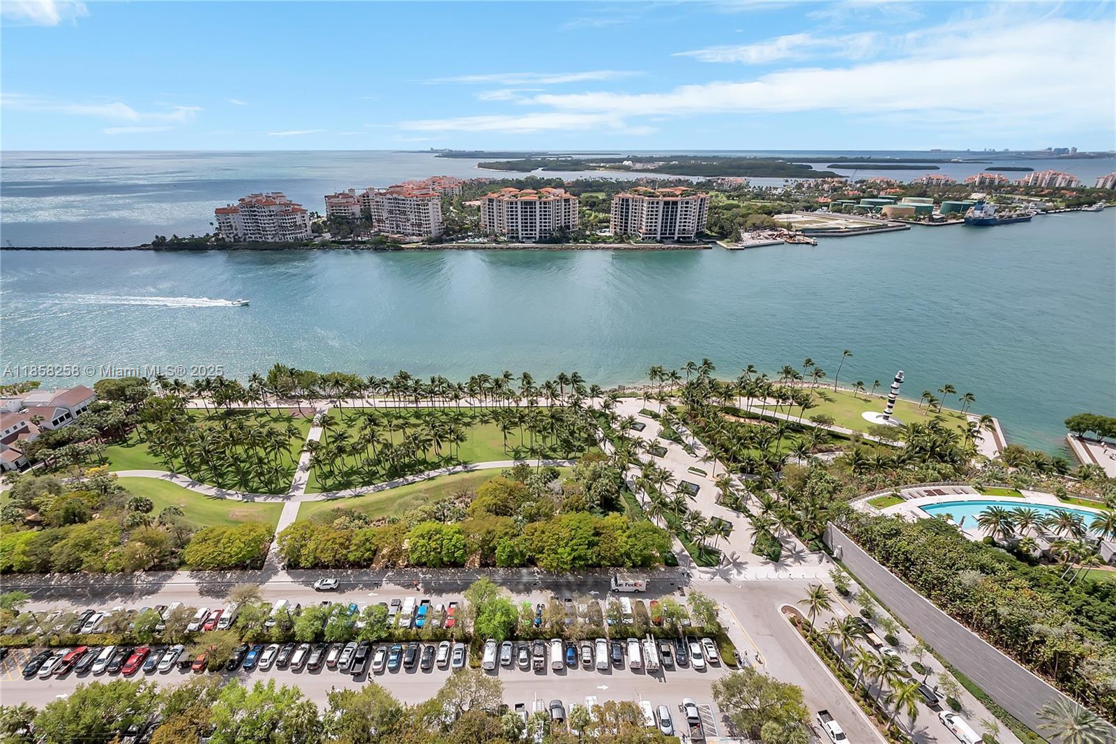 Building Photo - 300 S Pointe Dr