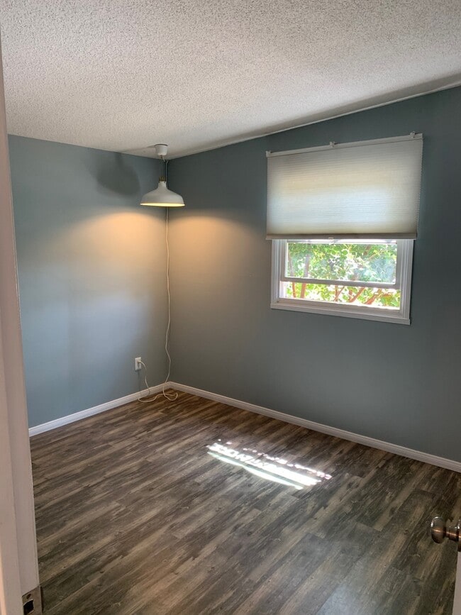Building Photo - Beautifully Remodeled 3 Bedroom 2 Bath Hom...