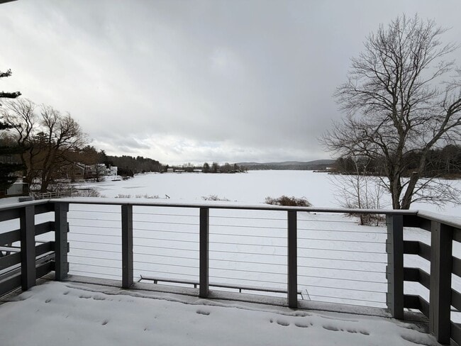 Building Photo - Lakeside Living 2 Bedroom Available NOW