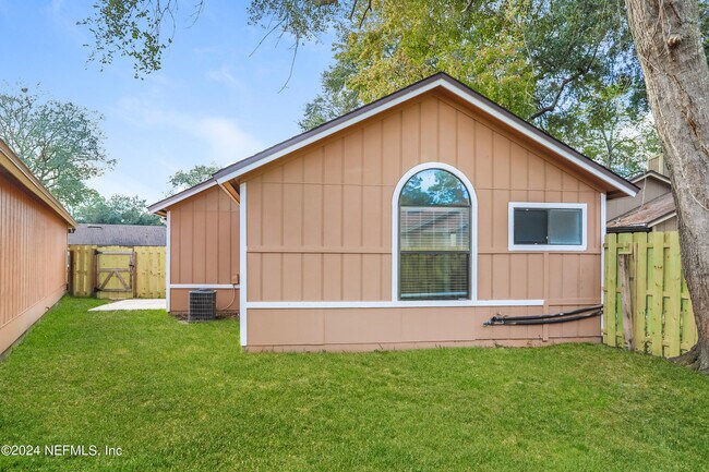 Building Photo - 9845 Paddlewheel Dr W