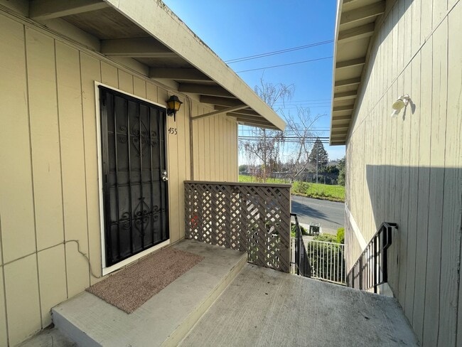 Building Photo - Large Upstairs 2-Bedroom with New Carpet & On-Site Laundry