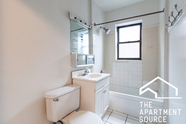 Building Photo - 3002 N Racine Ave