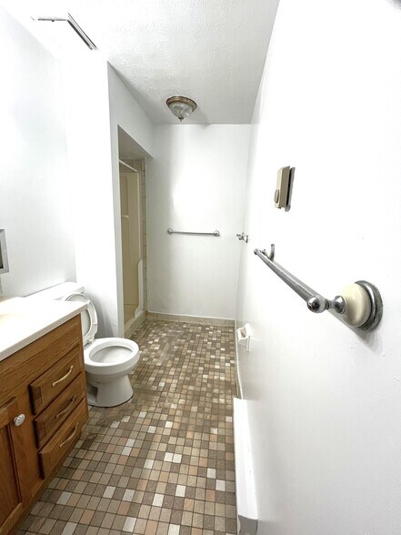 Building Photo - 1020 Arrowhead Dr