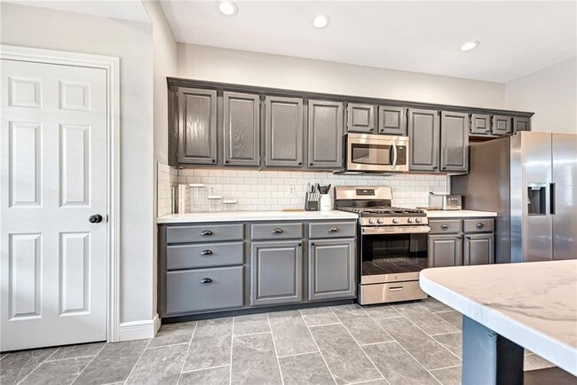 Building Photo - 701 SW Maidstone Ave