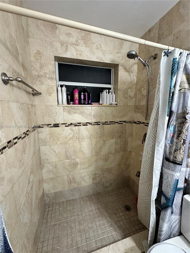 Building Photo - 5010 E 1st Ave