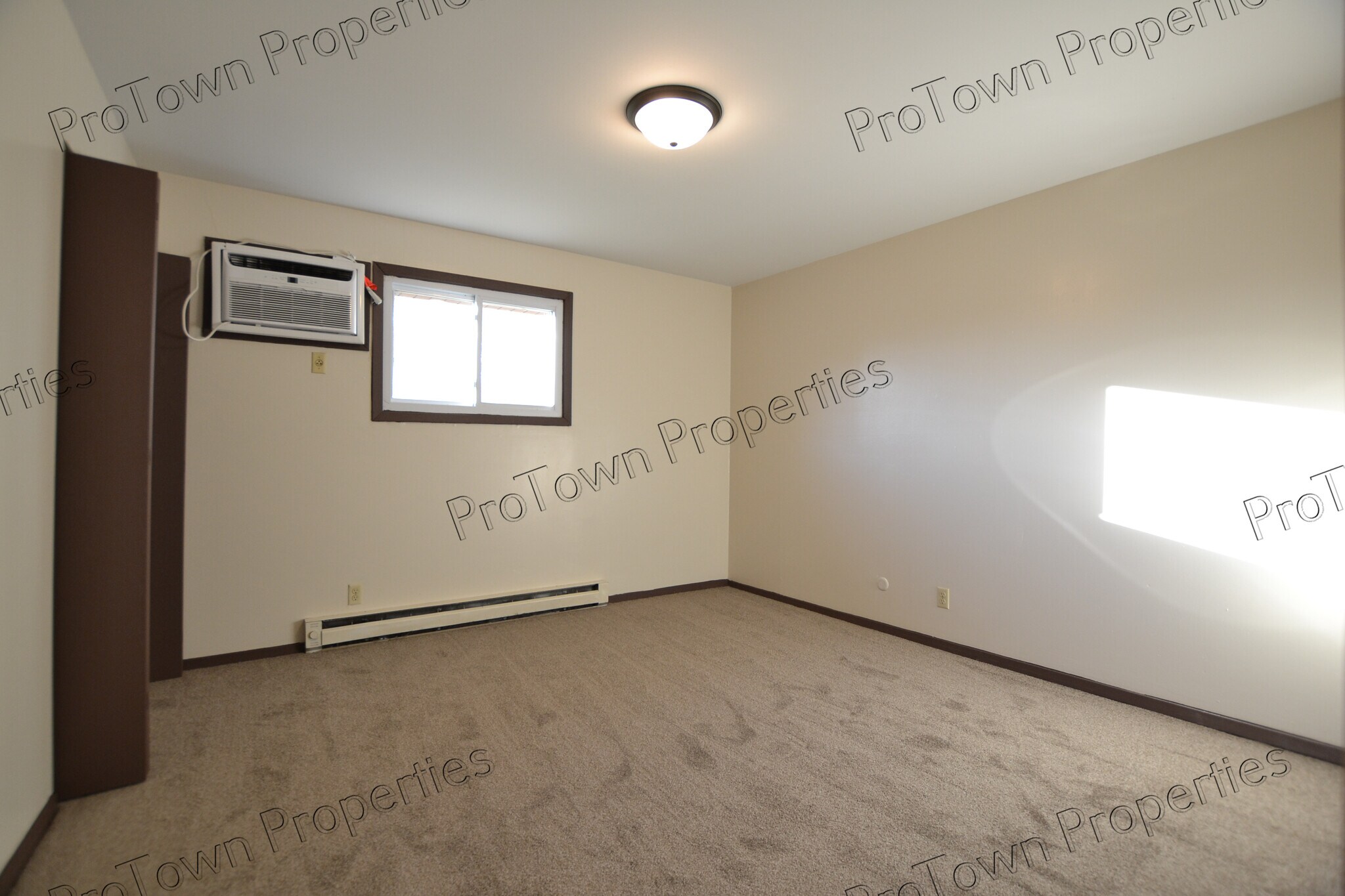 Building Photo - 636 Meadowood Ln