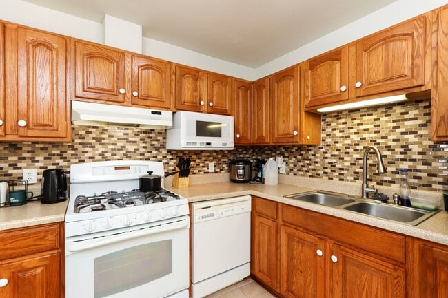 Building Photo - 614 Sedgefield Dr