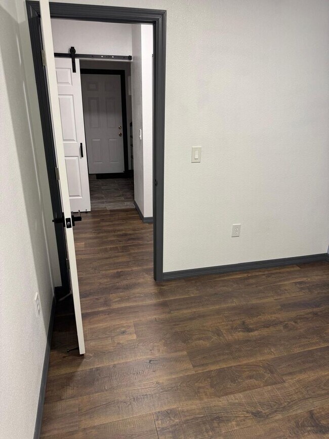 Building Photo - 1201 Crestwood Dr
