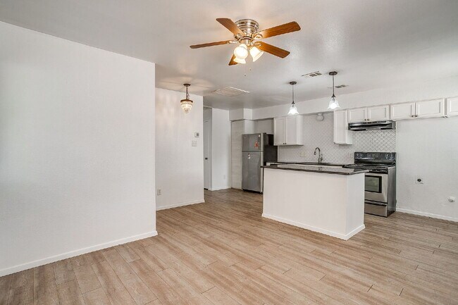 Building Photo - Charming 2 bedroom, 1 bath Fairmount Duplex