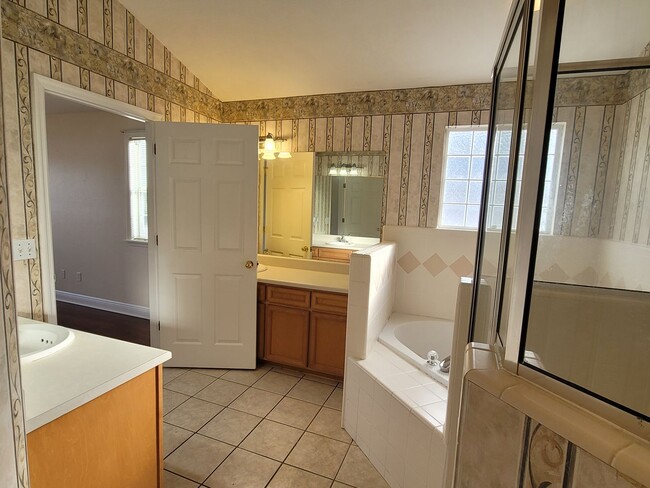 Building Photo - MODERN 3/2 w/ Garage, Spa Tub, Wood Floors...
