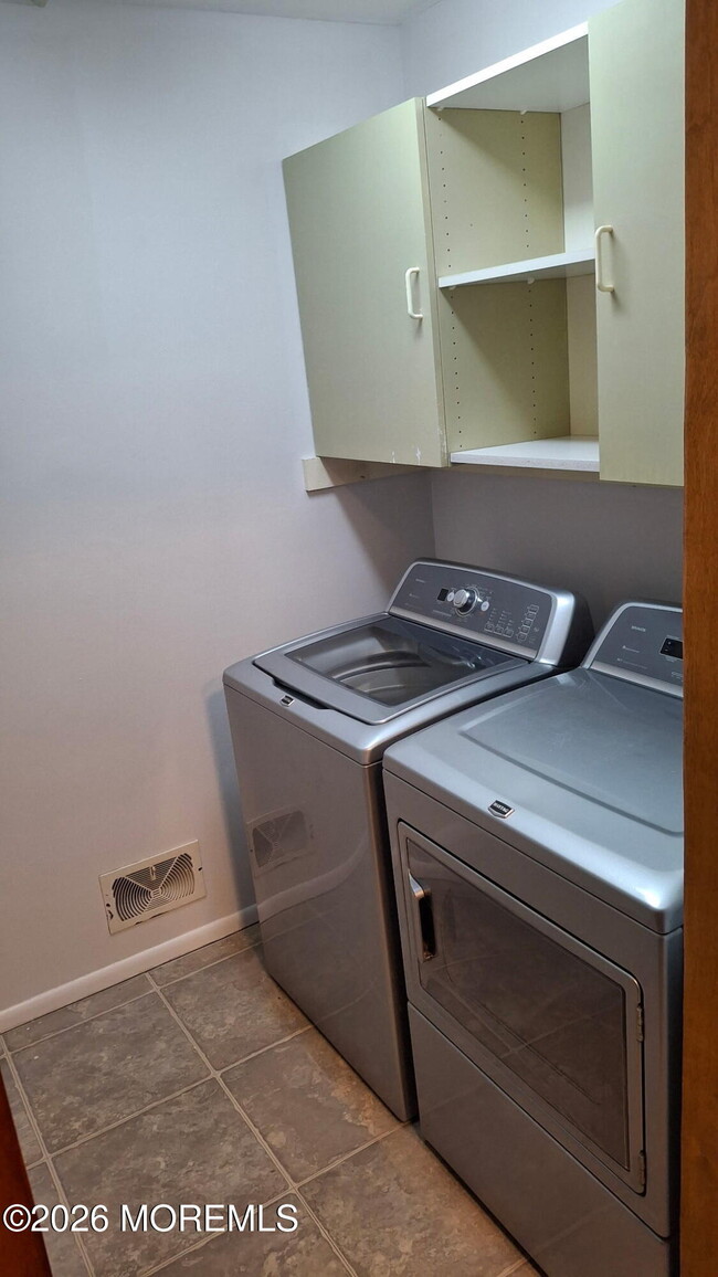 Building Photo - 151 Middle Holly Ln