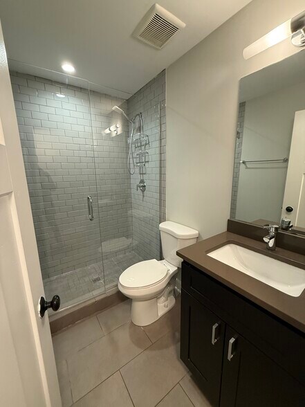 Building Photo - 2215 W Eastwood Ave