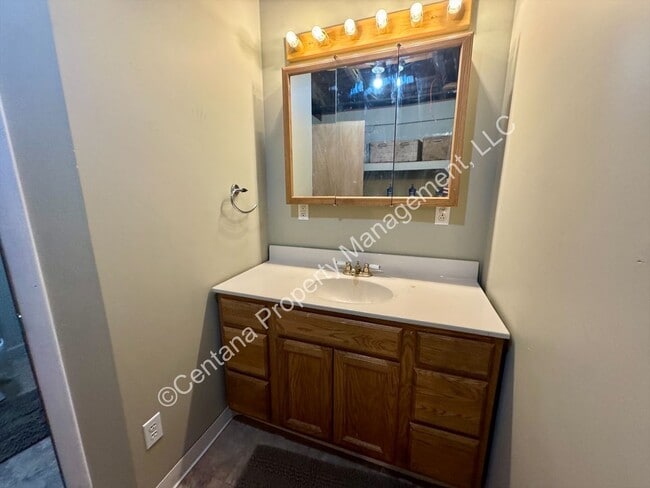 Building Photo - Semi-Furnished 5 bed 2 bath with large fenced yard for rent!