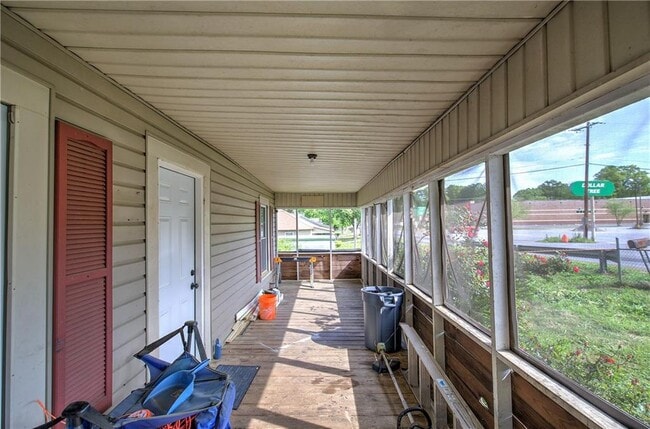 Building Photo - 2014 Maple Ave SW