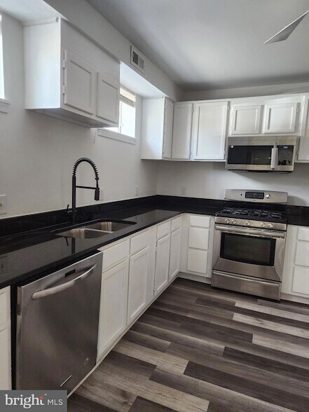 Building Photo - 606 Stuart St