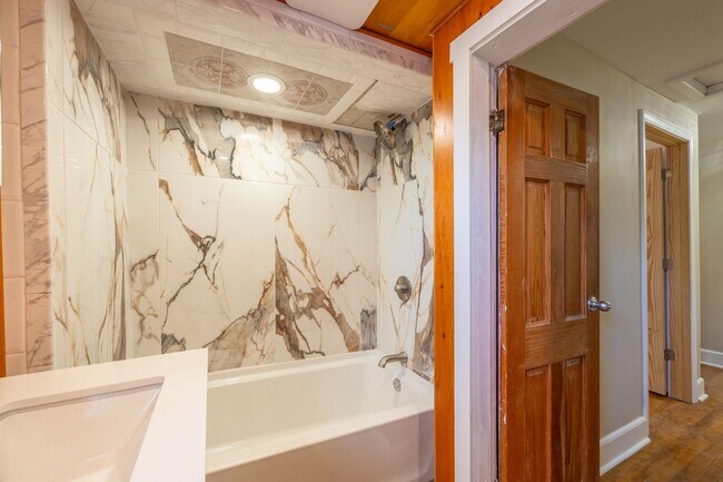 Building Photo - Available Now! Spacious 3-Bedroom Duplex in Griswold