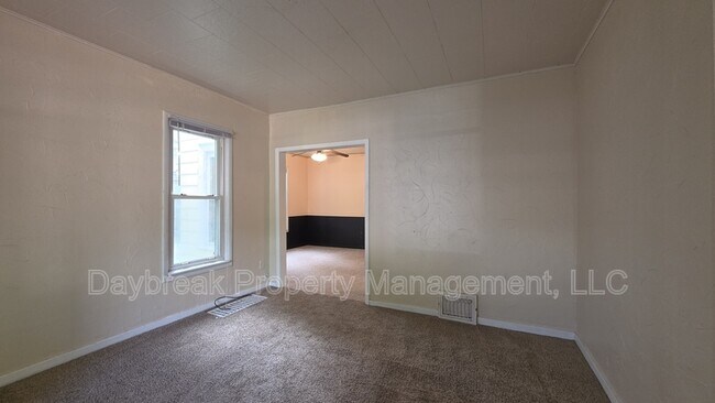 Building Photo - 912 9th St N