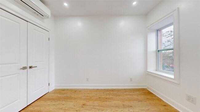 Building Photo - 2050 Strauss St