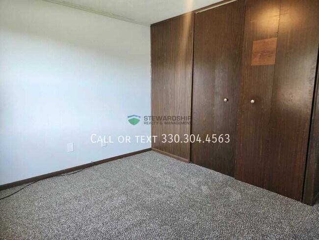 Building Photo - 930 N Ella St