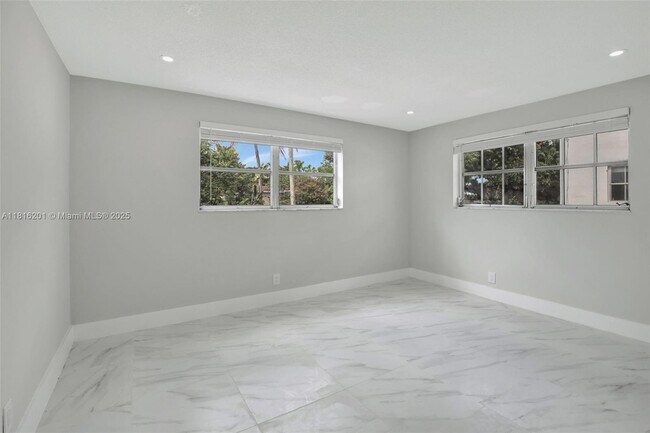 Building Photo - 5420 Hollywood Blvd