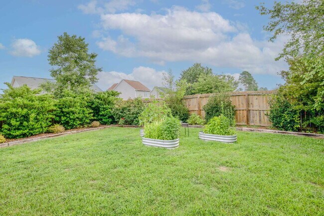Building Photo - "Charming 3-Bed Home with Granite Elegance on Nessee Street, Fayetteville!"