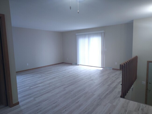 Building Photo - 701 Iroquois Ct