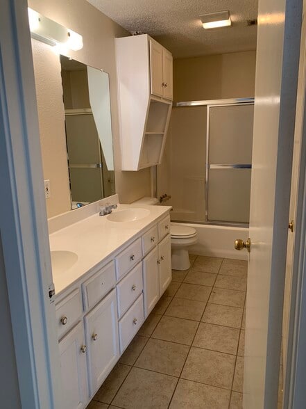 Double sink large bathroom - 1307 Bagby Ave
