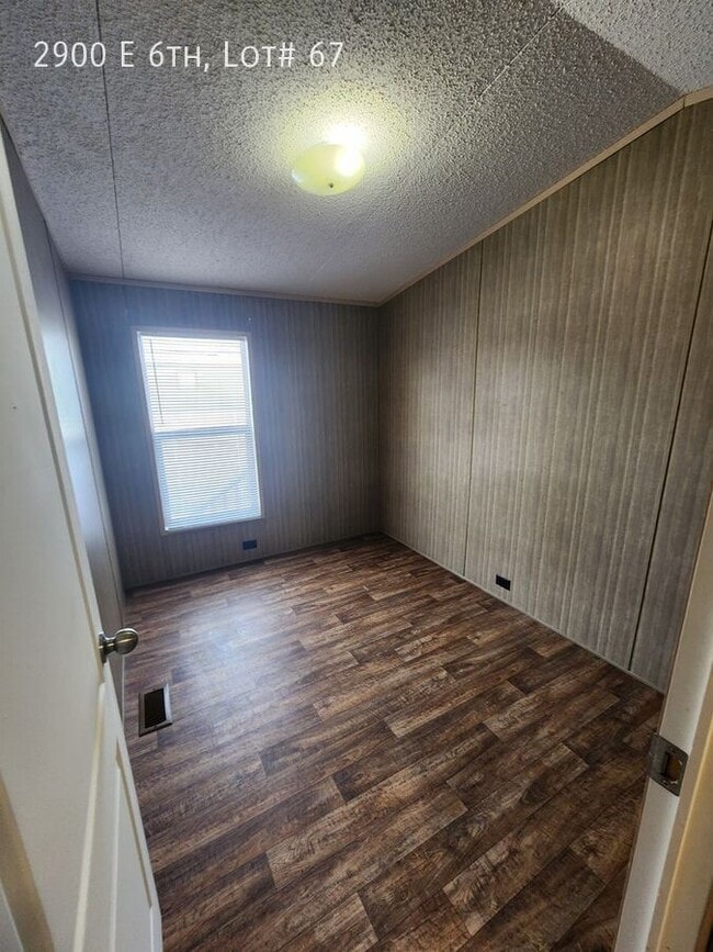 Building Photo - 2900 E 6th Ave