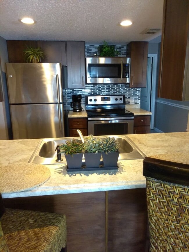 Building Photo - $500 discount on the first month's rent for qualified tenants Quality Waterfront Gated Community ...