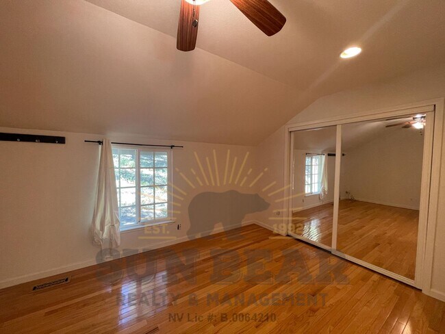 Building Photo - Bright Adorable Home in Incline! Dog Friendly