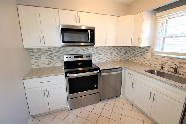 Building Photo - (MOVE-IN SPECIAL!) Renovated 2 Bedroom Tow...